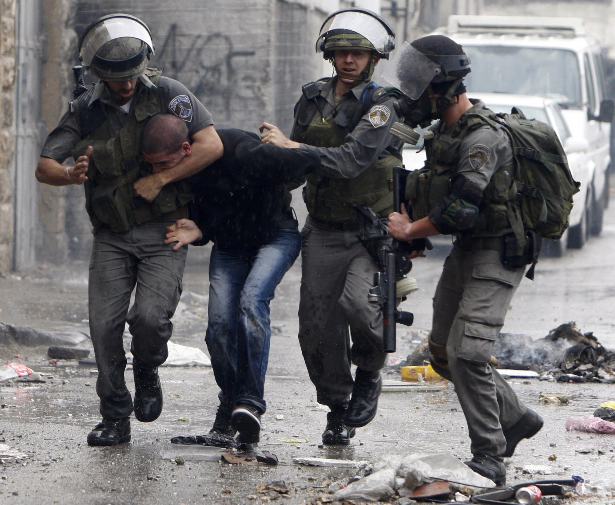 الاحتلال يعتقل حارسا للأقصى وشابين من القدس