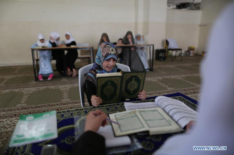 أجواء إيمانية تتنسم نساء غزة نفحاتها بالاعتكاف