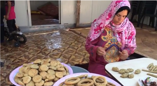 كعك العيد.. سبيل العائلات المدمرة بيوتهم للفرحة (فيديو)