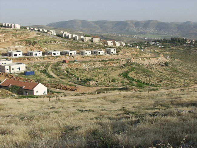 إسرائيل تسن قانونًا يسمح للمستوطنين شراء أراضٍ بالضفة