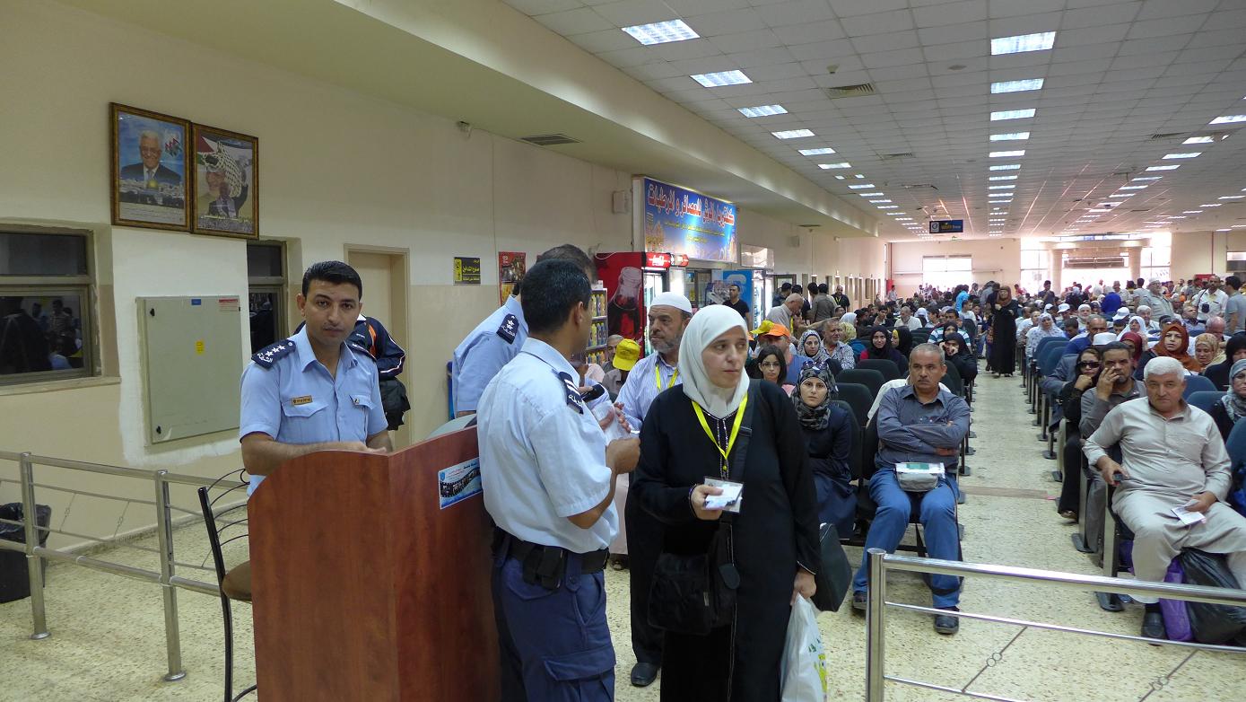 الاحتلال يمنع 15 فلسطينيًّا من السفر عبر معبر الكرامة