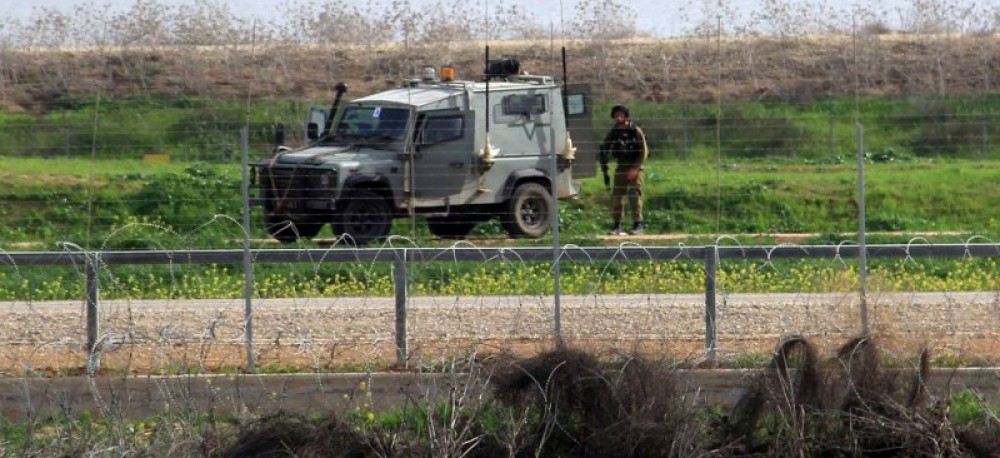 تضرر مركبة بإطلاق نار وإصابة جنود بالحجارة على حدود غزة