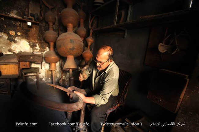 النحاس أبو خالد..40 عاماً في صناعة أهلة المساجد