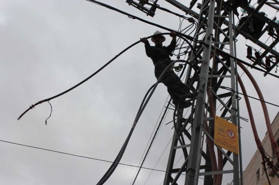 الاحتلال يقطع الكهرباء عن وسط مدينة الخليل