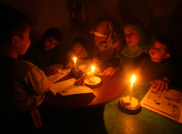 كهرباء غزة: الانقطاعات المفاجئة نتيجة الاستهلاك المضاعف في الشتاء