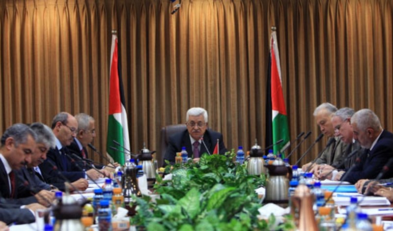 145 شخصية تطالب عباس بتأجيل انعقاد المجلس الوطني