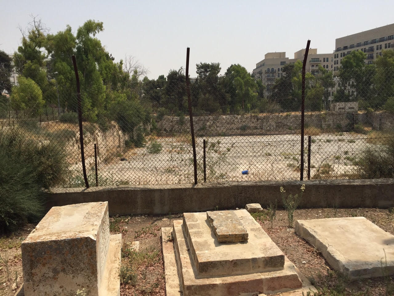 الاحتلال يقتحم مقبرة غرب الخليل ويوقف العمل بها