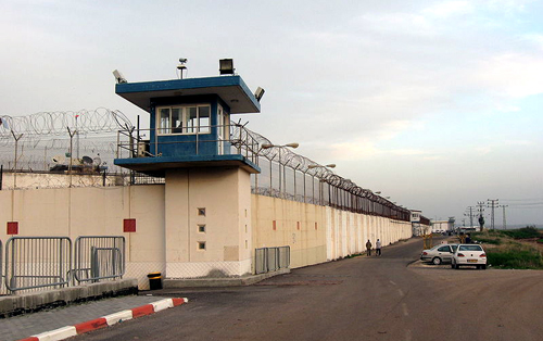 الاحتلال يقرر تجميع الأسرى المضربين في سجن النقب