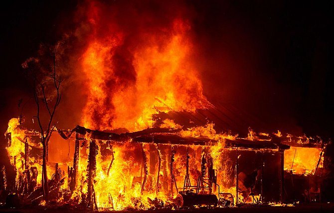 ارتفاع عدد ضحايا حريق كاليفورنيا إلى 36 قتيلا