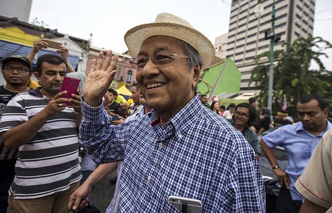 ماليزيا تحل حزب مهاتير محمد قبيل الانتخابات العامة