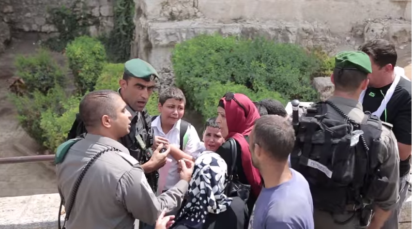 الاحتلال يعتقل طفلة على حاجز جنوب بيت لحم