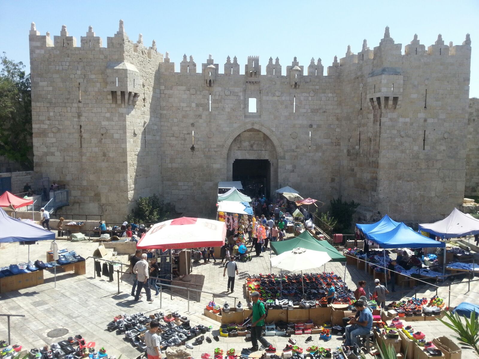 القدس تنفض غبار الاحتلال وتفرح بقدوم العيد