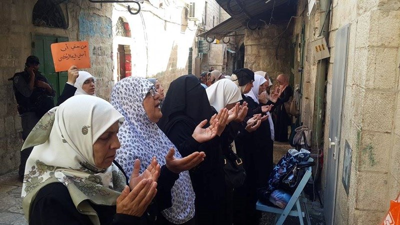 في الأقصى.. مرابطات على باب السلسلة يكسرن التقسيم الزماني