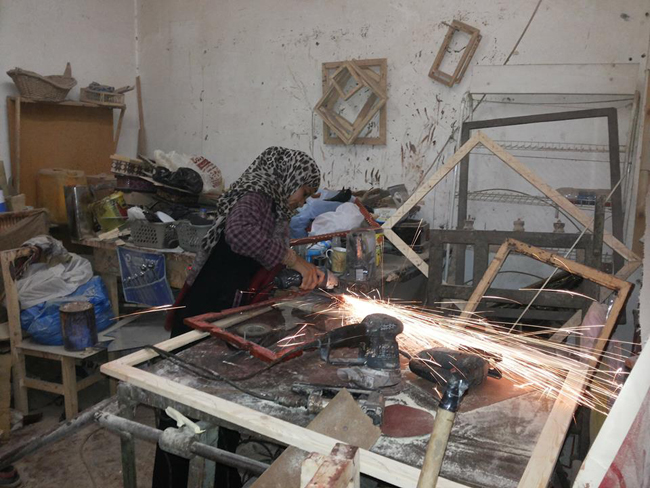 آمال.. أول نجارة فلسطينية