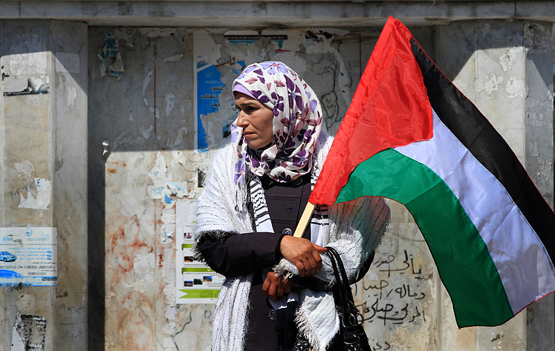 مسيرة نسائية بغزة في اليوم العالمي للمرأة وتضامن مع الاسيرة هناء شلبي أمام مقر الصليب الأحمر بغزة