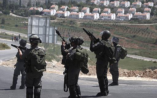 صور مواجهات الشبان الفلسطينيين مع جنود الاحتلال الصهيوني في مدن الضفة الغربية – الجمعة 20-4-2012