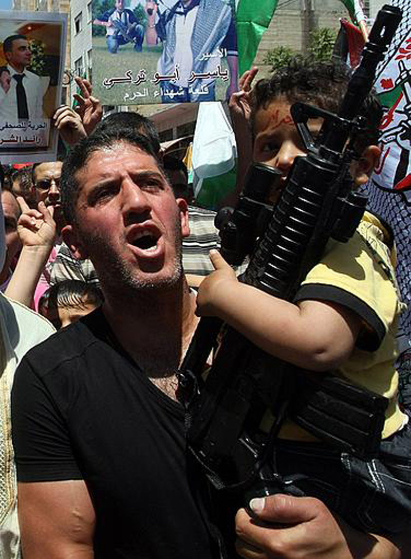 الضفة الغربية تضامن مع الأسرى ومواجهات الفلسطينيين مع جنود الاحتلال الصهيوني