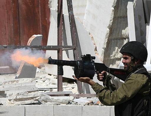 الضفة الغربية تضامن مع الاسرى ومواجهات الفلسطينيين مع جنود الاحتلال