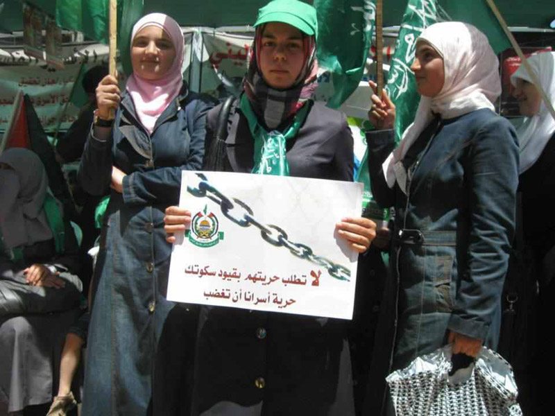 فعالية الأطر النسائية وأهالي الأسرى في الخليل تضامنا مع الأسرى المضربين عن الطعام أمام خيمة الاعتصام
