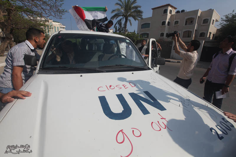 فلسطينيون يغلقون مقرات الأمم المتحدة والصليب الأحمر مطالبين بتدخل منهم للضغط على إسرائيل