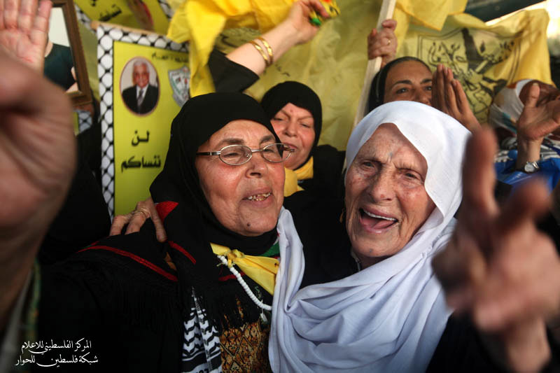 فرحة أهالي الأسرى في غزة بإتمام اتفاق الأسرى وإنهاء العزل الانفرادي وتلبية مطالبهم