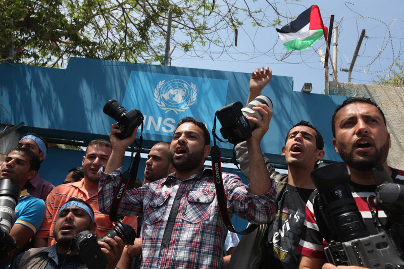 وقفة تضامن الصحفيين بغزة أمام مقر المركز الفلسطيني لحقوق الإنسان ومقر الأمم المتحدة