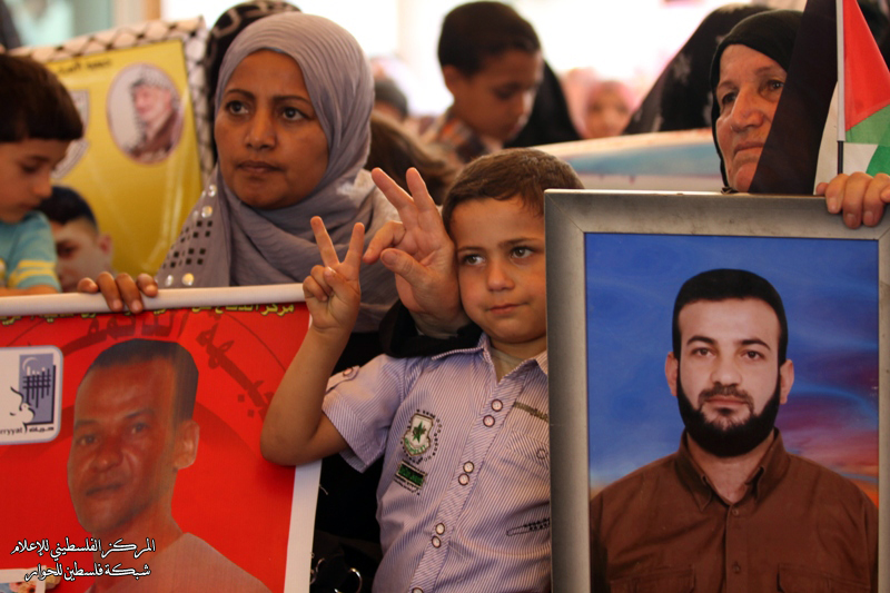 الاعتصام الأسبوعي لأهالي الأسرى بمقر الصليب الاحمر بغزة