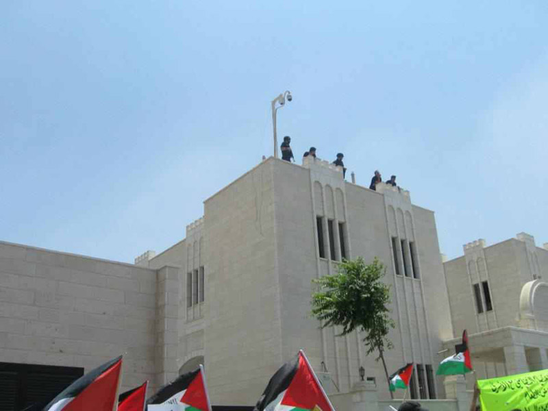 صور اعتصام أهالي معتقلي الخليل المضربين عن الطعام أمام سجن المخابرات في بيت لحم
