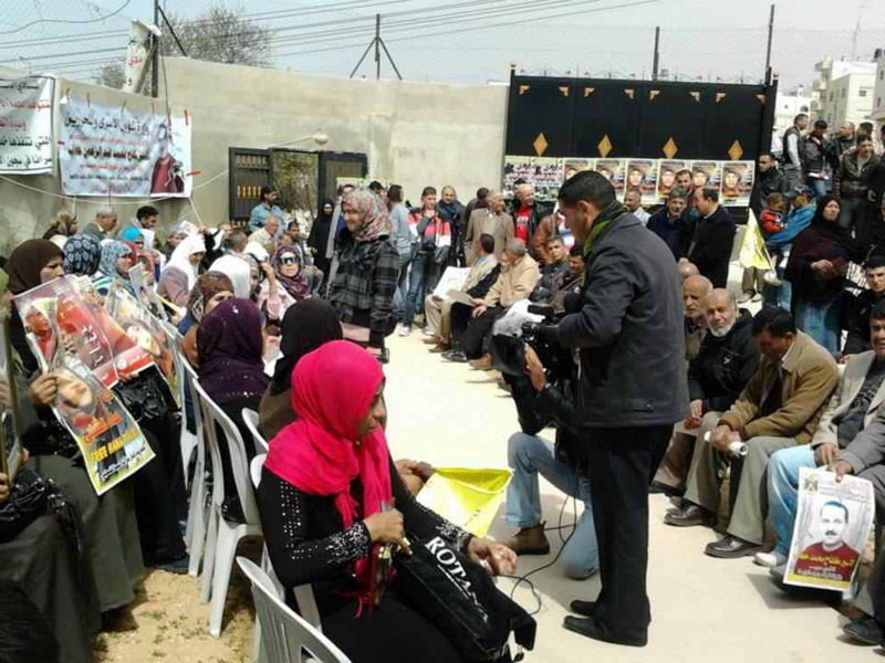 صور اعتصام في الخليل أمام مقر الصليب الأحمر تضامناً مع هناء شلبي والأسرى