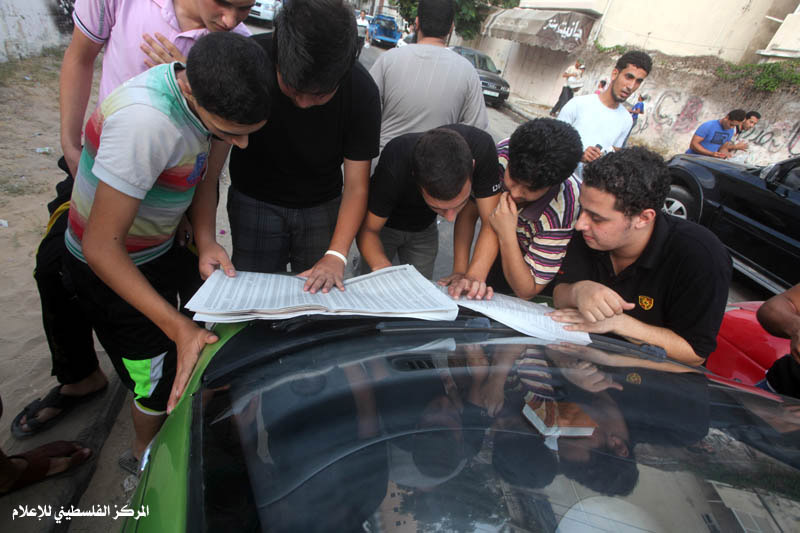 صور طلاب الثانوية العامة بغزة يتابعون نتائجهم