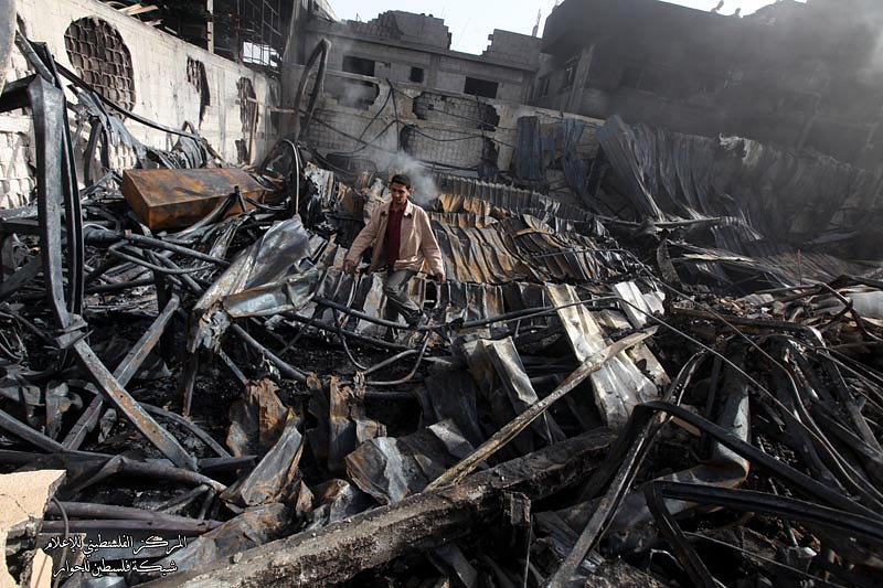 قصف مصنع للبلاستيك بغزة