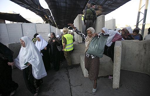 صور معاناة الفلسطينيين بالضفة الغربية على الحواجز الصهيونية