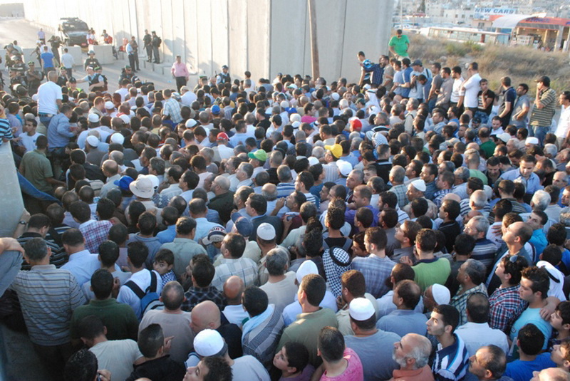 300 ألف فلسطيني يحيون ليلة القدر عند  مسجد قبة الصخرة في وسط الحرم القدسي الشريف