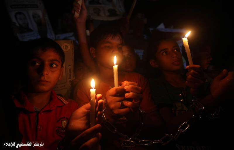 صور مسيرة شموع للأطفال بغزة تضامن مع الأسرى المضربين عن الطعام