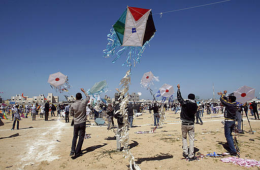 مئات الأطفال في قطاع غزة يشاركون في إطلاق طائرات ورقية للتعبير عن تضامنهم مع أطفال اليابان