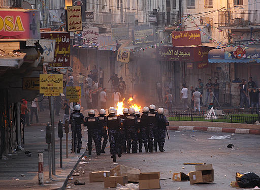 إصابة العشرات إثر اعتداء أجهزة السلطة على مسيرات احتجاجية بالضفة