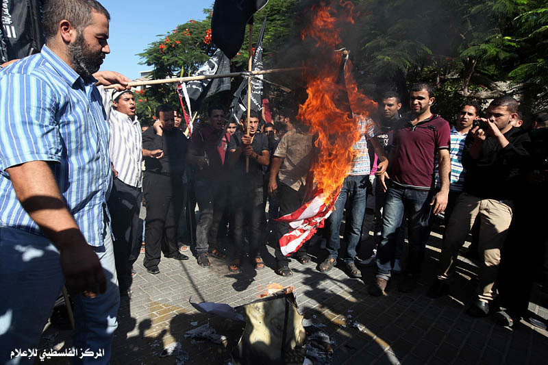 تظاهرة أمام الأمم المتحدة وإحراق العلم الأمريكي رفضاً لعرض الفيلم المسيئ لرسول الله