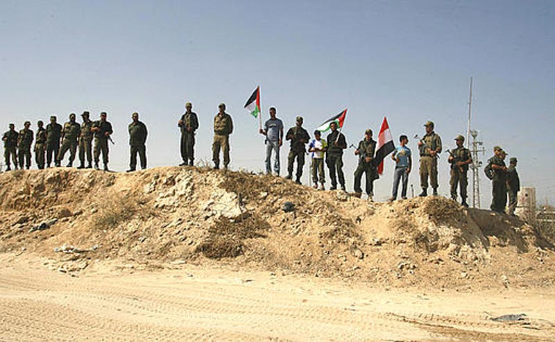 اعتصام لأطفال فلسطينيون احتجاجا على قرار القيادة المصرية بإغلاق الأنفاق على الحدود مع قطاع غزة