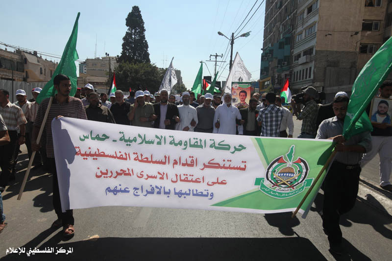 مسيرة تضامنية مع الأسرى المضربين عن الطعام نظمتها حركة حماس بغزة