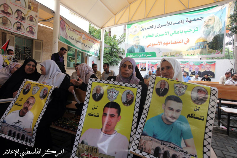 صور الاعتصام الأسبوعي لأهالي الأسرى أمام مقر الصليب الأحمر بغزة