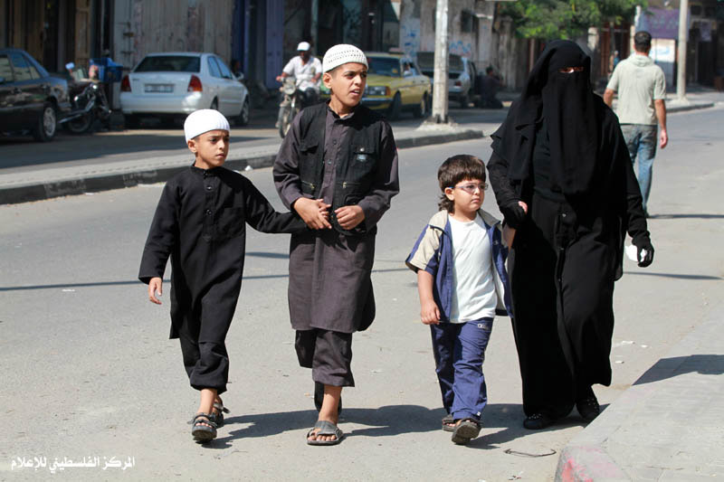 صور جنازة ثلاث شهداء قضوا في استهداف صهيوني لهم في قطاع غزة