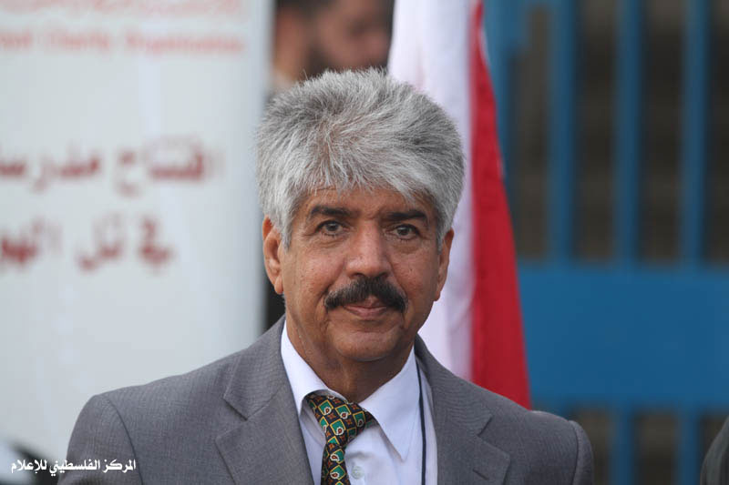 مصطفى السيد ممثل الهيئة الملكية الخيرية البحرينية يفتتح مدرسة البحرين بغزة وعدة مشاريع