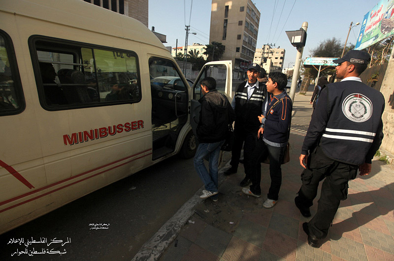 سيارات تابعة للحكومة الفلسطينية في مدينة غزة تنقل المواطنين بالمجان وذلك لوجود أزمة في المواصلات