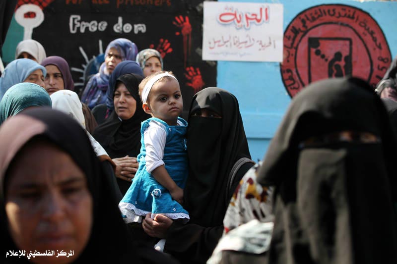 اعتصام تضامني بغزة أمام مقر الصليب الأحمر بغزة مع الأسير بسام السعدي وزوجته نوال السعدي