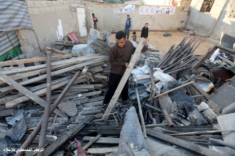 صور أضرار ببعض المنازل جراء تواصل العدوان الصهيوني على قطاع غزة