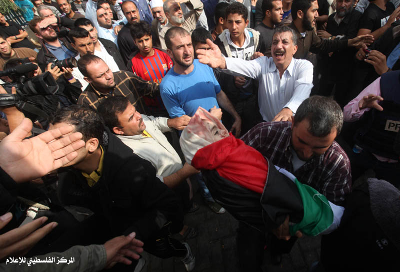 صور من تشييع جثامين 10 شهداء من عائلة الدلو والمزنر منهم 4 اطفال