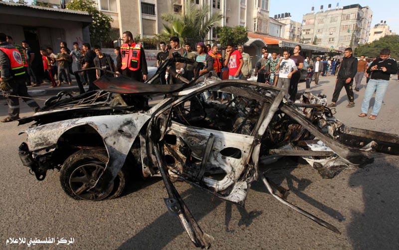 طائرات الاحتلال الصهيوني تستهدف سيارة مدنية بغزة مما أدى لشهيد وإصابة خطرة