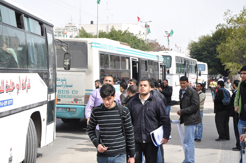 الكتلة الإسلامية تطلق حملة الياسين لنقل الطلبة الجامعيين إلى أماكن سكناهم من أمام جامعات مدينة غزة