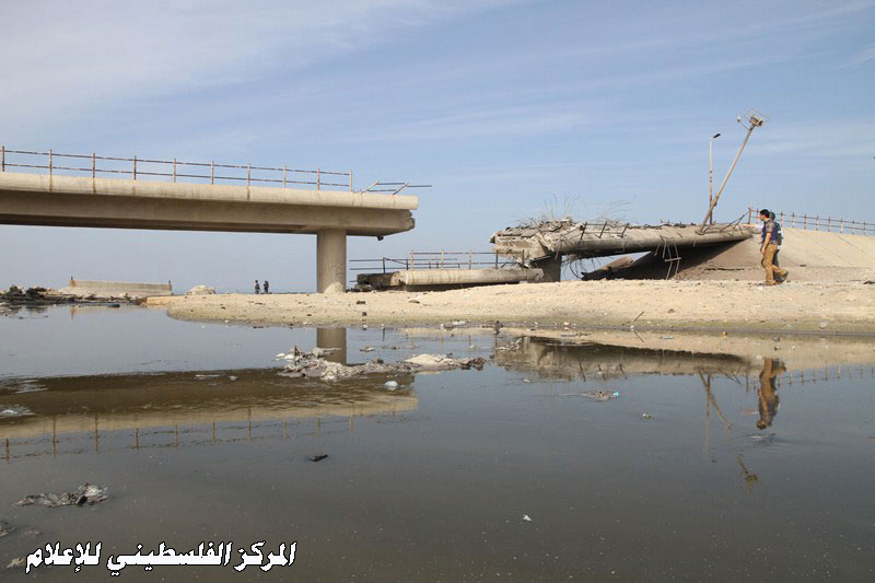 صـــور قصف جسر البحر الذي يربط غزة بالجنوب