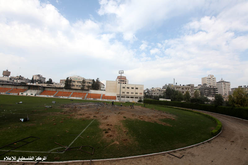 صور الدمار الذي لحق بملعب فلسطين واليرموك جراء استهدافهما بصواريخ الاحتلال في العدوان الاخير على غز